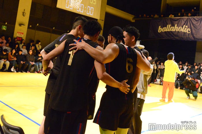 円陣を組むSOMECITY BLACK/決勝戦の様子(C)モデルプレス