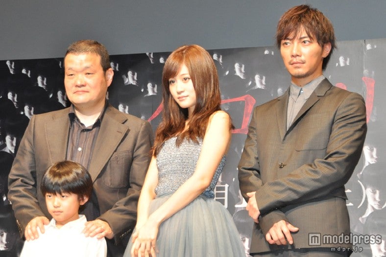 （左後ろから）中田秀夫監督、前田敦子、成宮寛貴、（左手前）田中奏生