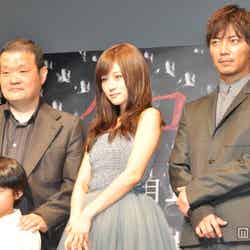 （左後ろから）中田秀夫監督、前田敦子、成宮寛貴、（左手前）田中奏生