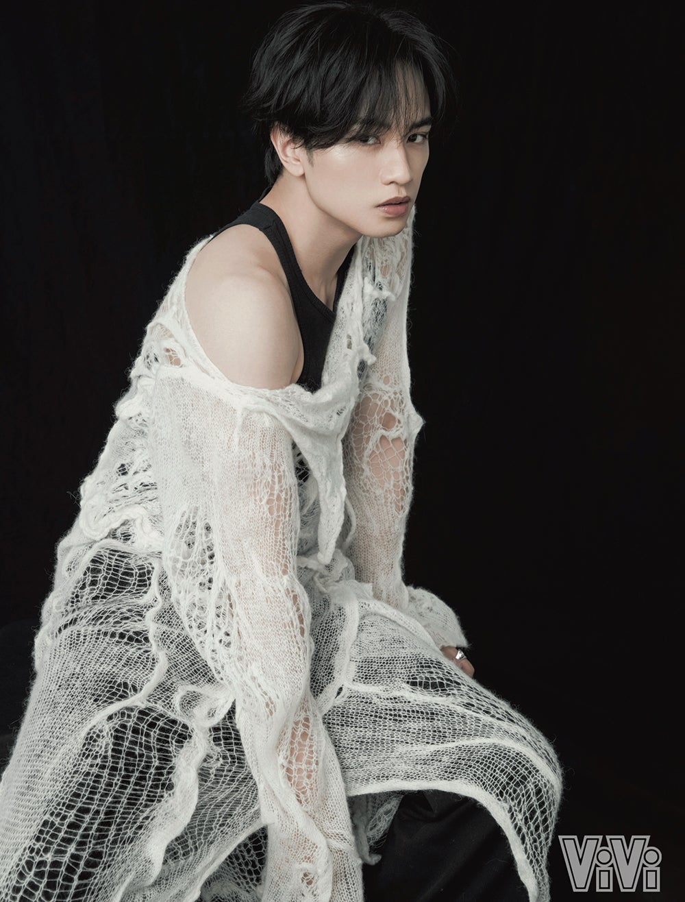 中島健人、透け感強めな大胆衣装着こなし「ViVi」で“オトナ・ビューティー”な姿披露