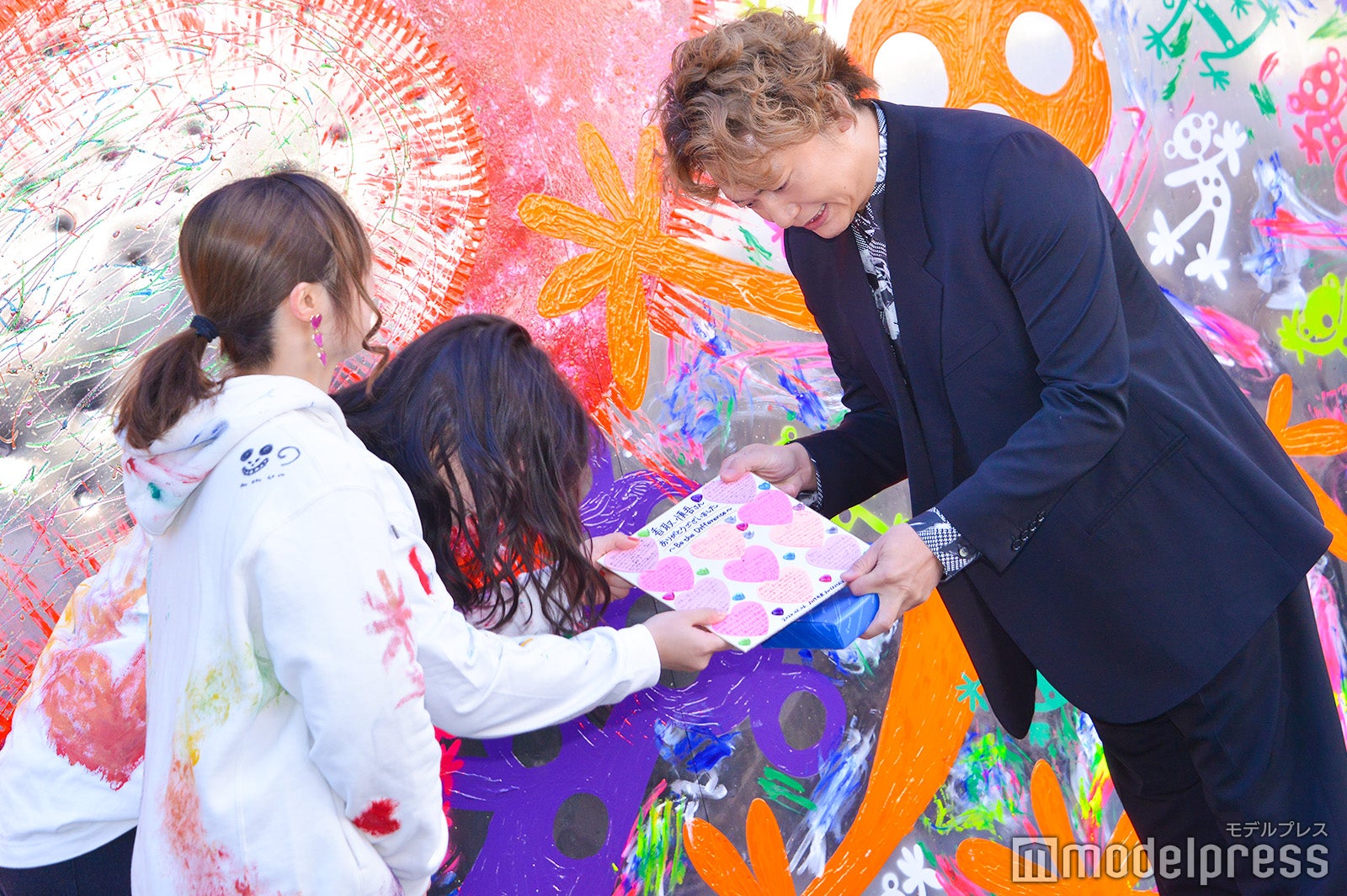 香取慎吾、学生たちからメッセージを受け取る（C）モデルプレス