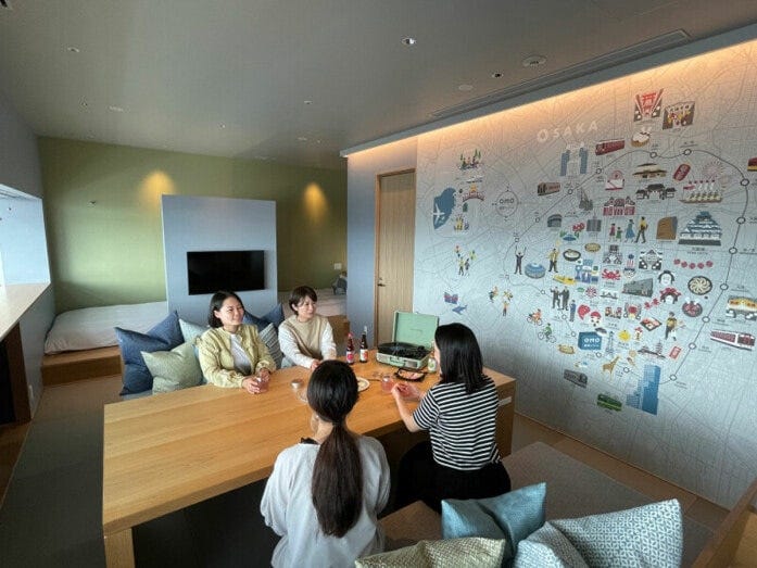 客室「いどばたスイート」。室内の「OSAKAボード」を眺めながら、観光の予定を考えるのも楽しい