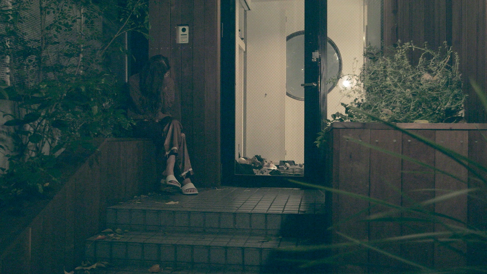 外で一人泣く愛華「TERRACE HOUSE TOKYO 2019-2020」32nd WEEK（C）フジテレビ／イースト・エンタテインメント