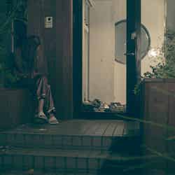 外で一人泣く愛華「TERRACE HOUSE TOKYO 2019-2020」32nd WEEK（C）フジテレビ／イースト・エンタテインメント
