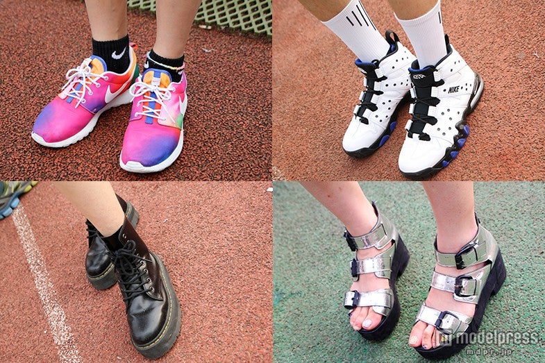 足元はスニーカー＋ソックス、ブラックのブーツ、ストラップサンダルなど