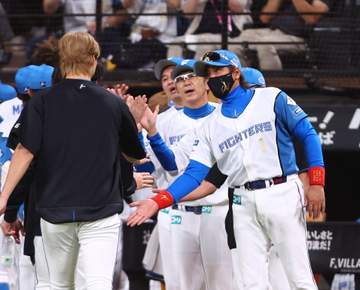 快勝の日本ハム・新庄監督が選手たたえる「このなかなかのプレッシャーのなか、よく勝ってくれました」2位西武に0.5差接近