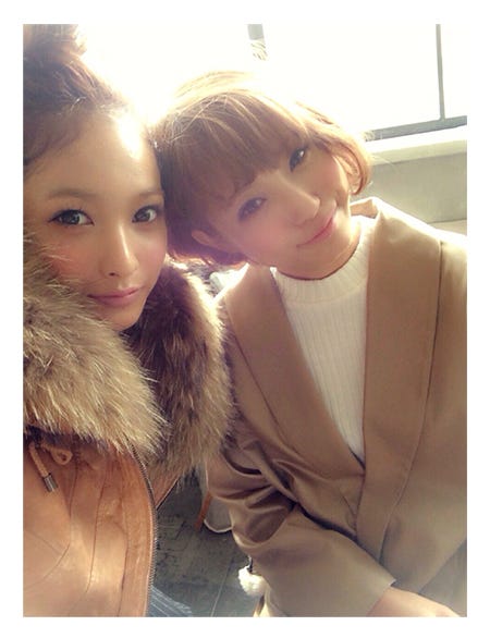 2年前の2ショット(左から:安井レイ、izu)/izuオフィシャルブログ(LINE)より