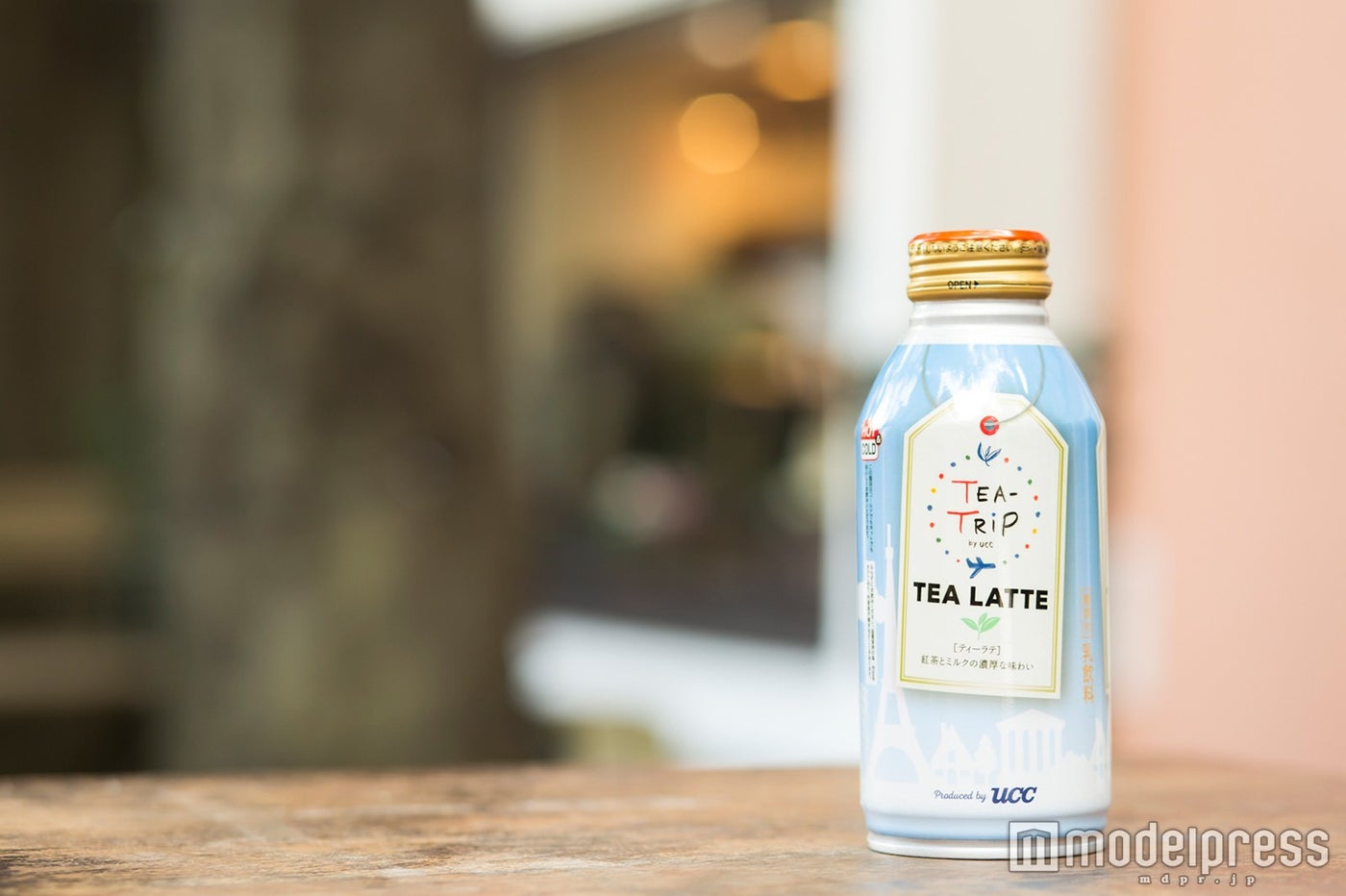 TEA-TRiP TEA LATTE／爽やかな秋晴れの空のようなブルーの缶