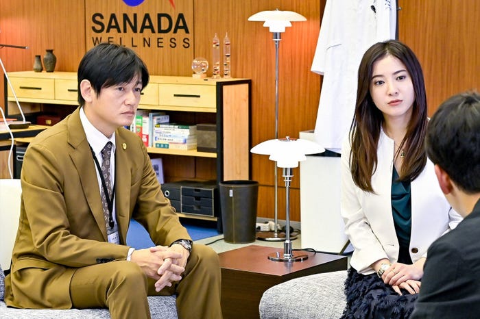 井浦新、吉高由里子/「最愛」第4話より(C)TBS