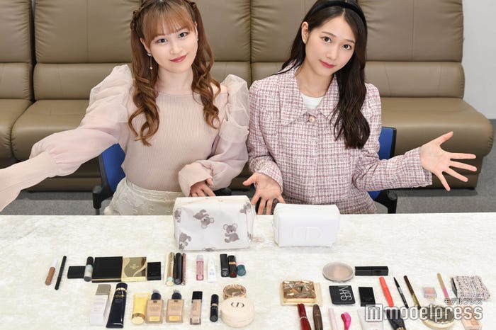 新沼希空さん、谷本安美さんにポーチを持参していただきました! (C)モデルプレス