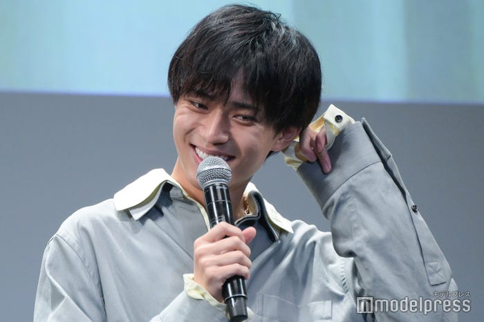 大泉洋のトークに笑う永瀬廉(C)モデルプレス