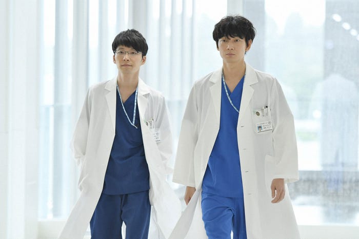 星野源、綾野剛/「コウノドリ」より(画像提供:TBS)