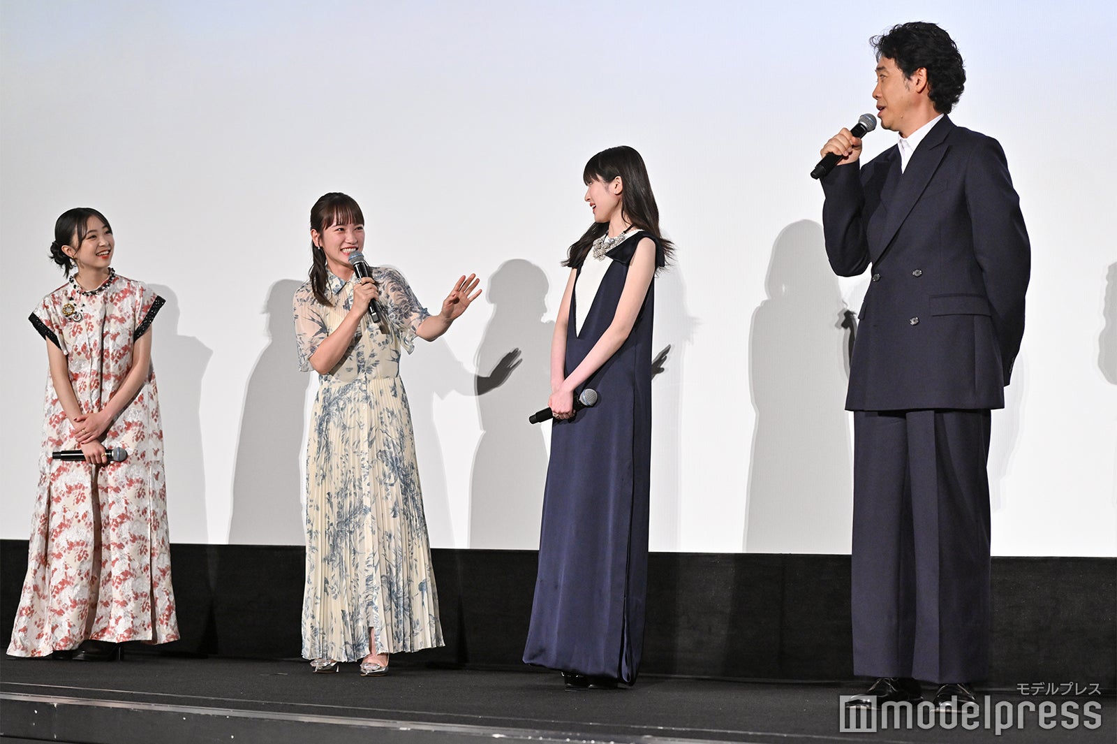 新井美羽、川栄李奈、福本莉子、大泉洋（C）モデルプレス