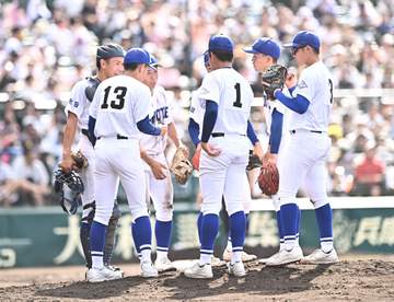 57年ぶり出場の横手は10失点で完封負け 2度目出場でも甲子園初勝利ならず 先発・佐藤は161球の熱投 一塁アルプスの大応援団は大歓声で労う