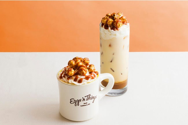 キャラメルポップコーンラテ591円／画像提供：Eggs’n Things Japan