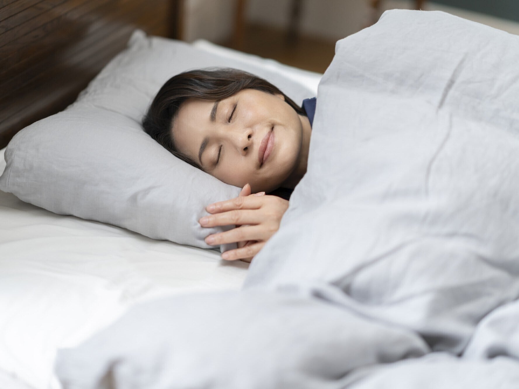 Q. 「毛布が上？ 羽毛布団が上？」 より暖かいのは、どちらなのか【日本睡眠学会所属医師が回答】