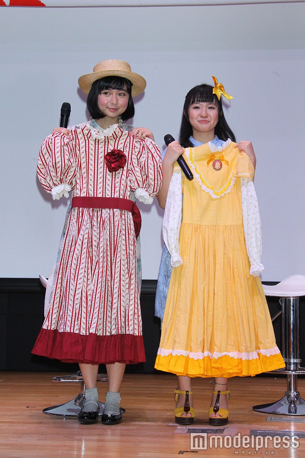 （左から）上白石萌歌、さくらまや