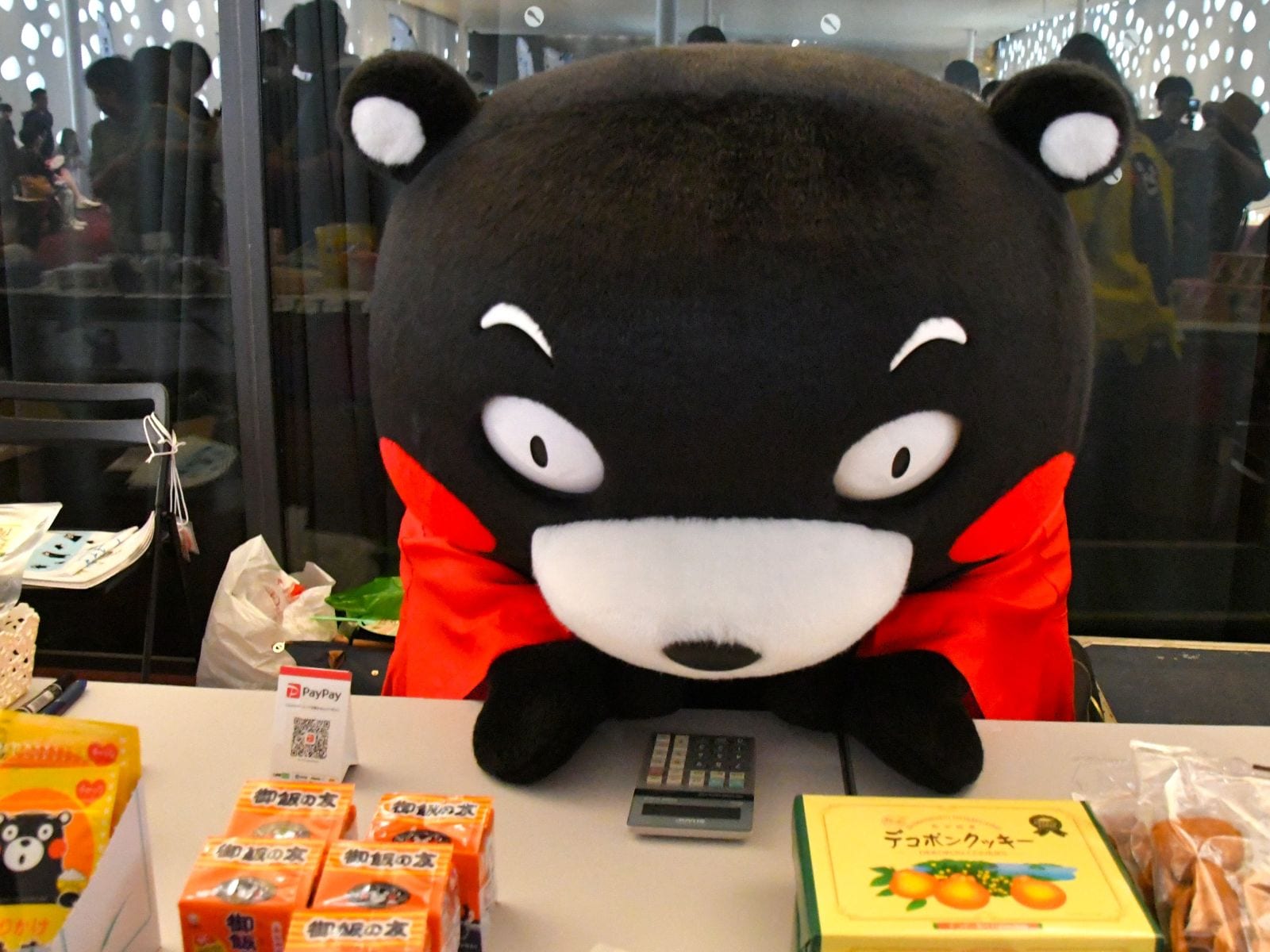 店番中のくまモン＝7月12日、長野県松本市
