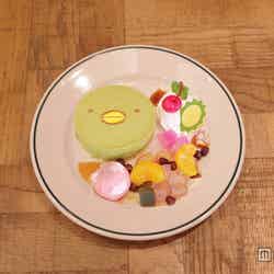 表参道店/ぺんぎん?の「むかしあたまにおさらがあったような…」抹茶ケーキ(単品1,019 円(税抜)、ドリンクセット1,389 円(税抜)(C)2015 San-X Co.,Ltd.All Rights Reserved.