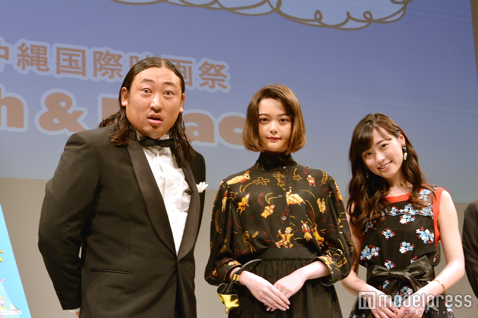 秋山竜次＆玉城ティナ＆福原遥（C）モデルプレス