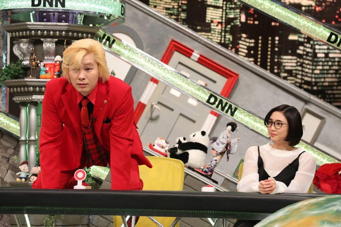 (左から)カズレーザー、山谷花純(C)フジテレビ