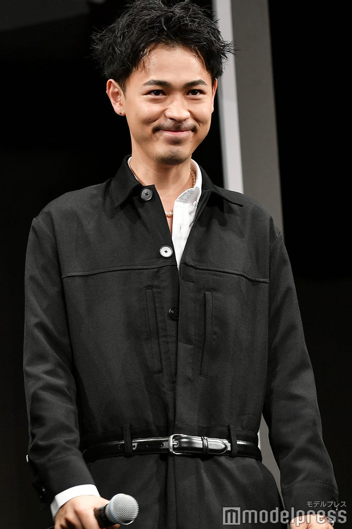 プレゼンを前に気合いを入れる成田凌 (C)モデルプレス