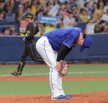 中日・柳が呆然 六回に阪神・近本に先制ソロ被弾 手を膝についてガックリ 約10秒間顔上げられず