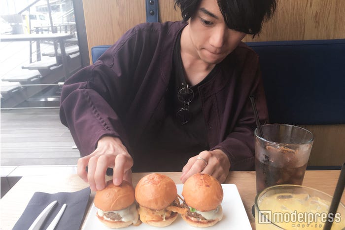 口を“ムッ”(C)モデルプレス