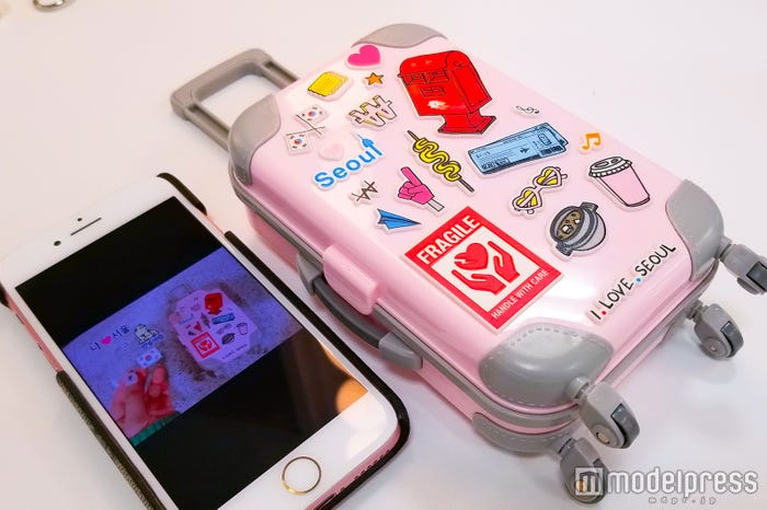 クリオ ペリペラ ファッションピープルキャリーバッグ&キララちゃんのスマホ(C)モデルプレス