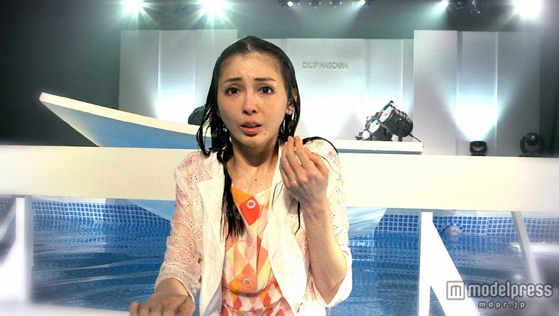 衝撃のドッキリに見舞われた押切もえ／WEB CM「恋の落とし穴」より