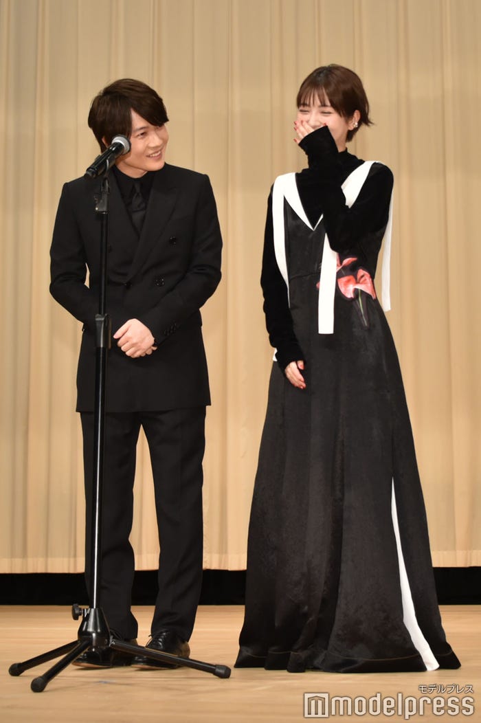 漫才を始めるかのようになってしまう神木隆之介、浜辺美波(C)モデルプレス