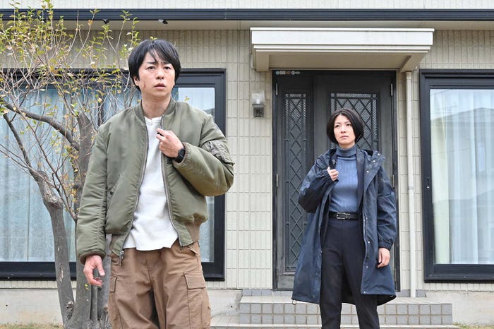 櫻井翔、瀧内公美「新空港占拠」第2話より(C)日本テレビ
