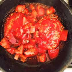手順4：トマト、ケチャップ、ウスターソースを入れ弱火で2～3分煮る／画像提供：柏原歩
