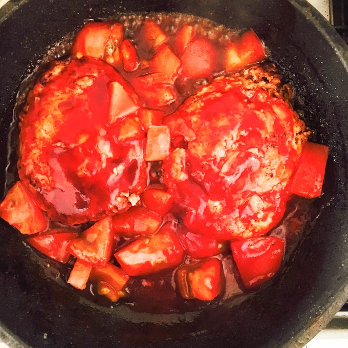 手順4:トマト、ケチャップ、ウスターソースを入れ弱火で2~3分煮る/画像提供:柏原歩