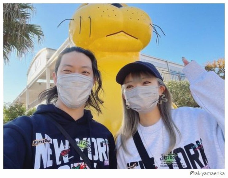 秋山衣梨佳、夫・粗品とペアルックで誕生日デート「仲良し」「2人とも笑顔が素敵」の声