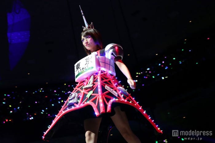 東京タワーに扮したたかみなに歓声(C)AKS