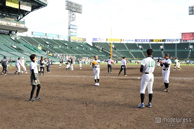 イベントの様子（C）重松清／集英社　（C）2015「アゲイン」製作委員会／左から時計回りに：波瑠、柳葉敏郎、中井貴一、工藤阿須加