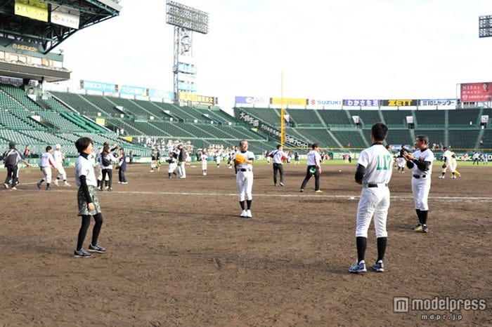 イベントの様子(C)重松清/集英社 (C)2015「アゲイン」製作委員会/左から時計回りに:波瑠、柳葉敏郎、中井貴一、工藤阿須加