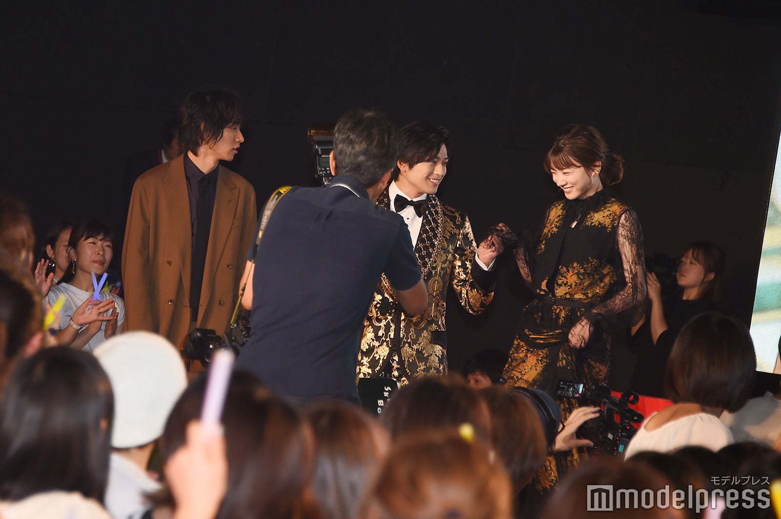 新田真剣佑、永野芽郁をエスコート （C）モデルプレス