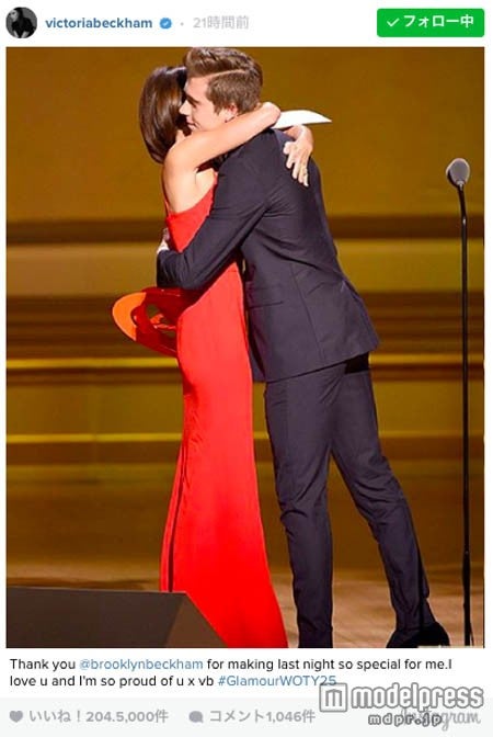 ステージ上でハグ。Victoria Beckham Instagramより