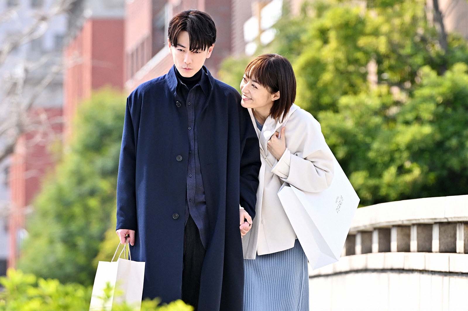 佐藤健、井上真央／「100万回 言えばよかった」最終話より（C）TBS