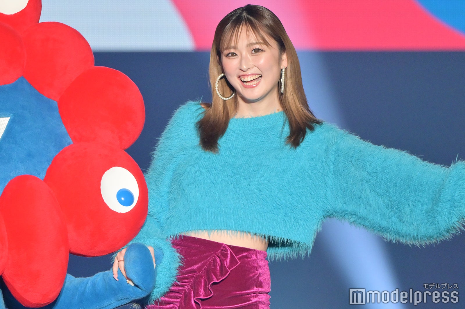 ゆうちゃみ、タイトミニスカ姿でスラリ美脚披露 大阪・関西万博公式キャラ・ミャクミャクと“ペアルック”＜TGC しずおか 2024＞