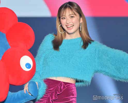 ゆうちゃみ、タイトミニスカ姿でスラリ美脚披露 大阪・関西万博公式キャラ・ミャクミャクと“ペアルック”<TGC しずおか 2024>