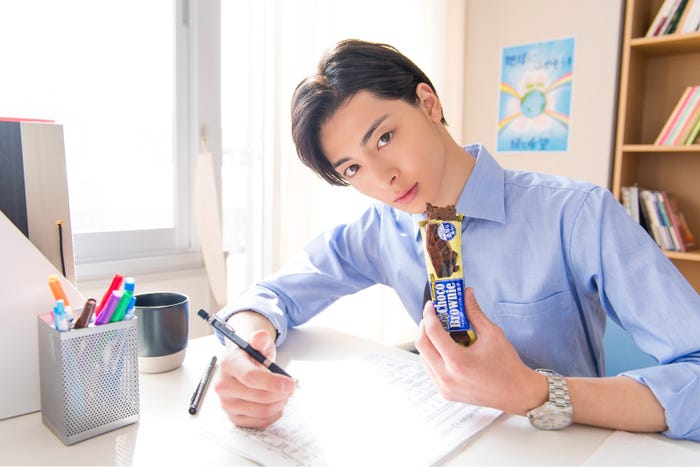 甘杉先生、シャツ腕まくりも素敵ですね (提供写真)