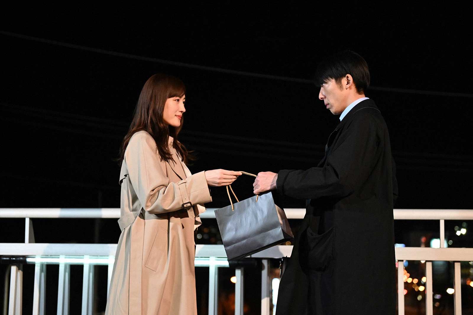 綾瀬はるか、高橋一生「天国と地獄 ～サイコな2人～」第8話より（C）TBS