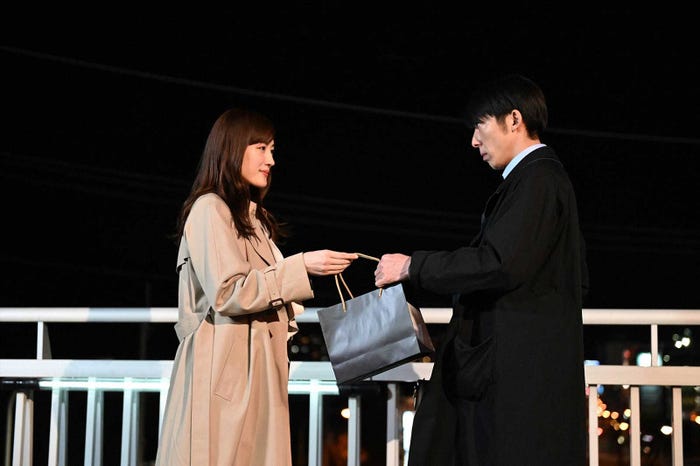 綾瀬はるか、高橋一生「天国と地獄 ~サイコな2人~」第8話より(C)TBS