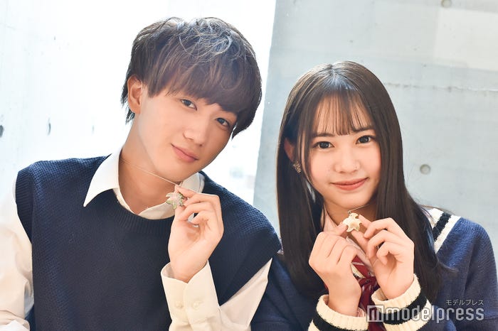 お揃いのネックレスを見せてくれた2人/いっせい(森長一誠)、ひめか(上水口姫香)(C)モデルプレス
