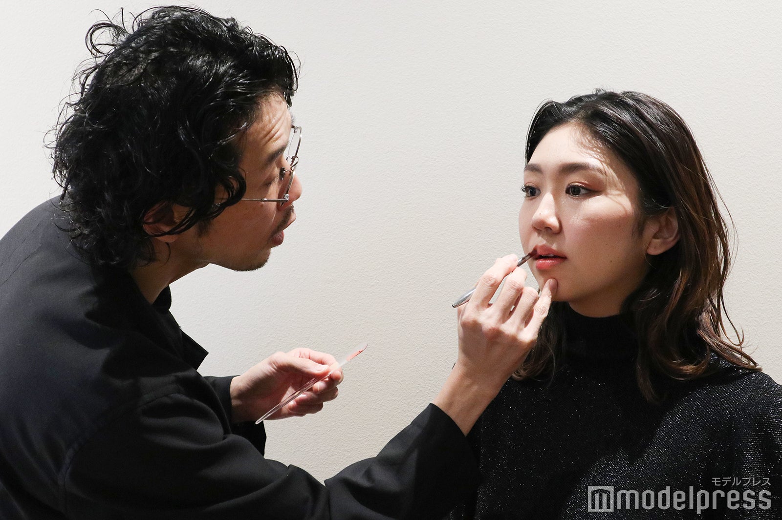 ツヤリップはブラシ塗りで均一に（C）モデルプレス