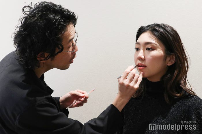 ツヤリップはブラシ塗りで均一に(C)モデルプレス