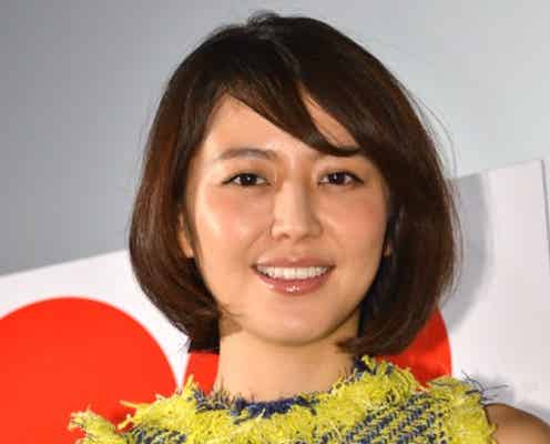 長澤まさみ、ミニスカで美脚全開「恥ずかしいです…」